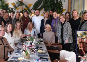 ÖZEL PASTAYLA YENİYIL KUTLAMASI