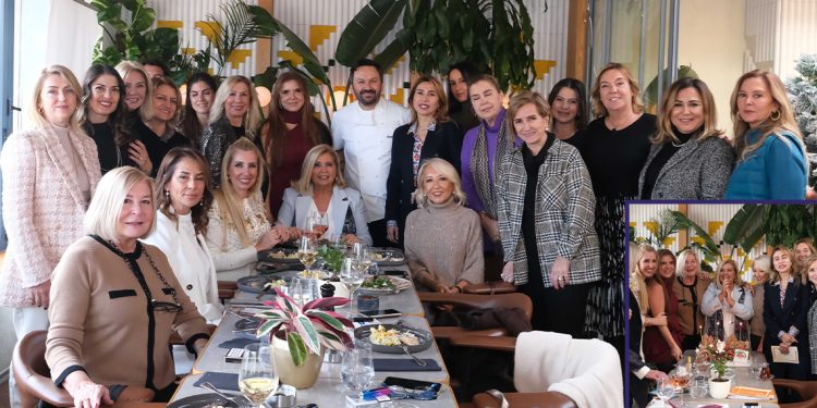 ÖZEL PASTAYLA YENİYIL KUTLAMASI
