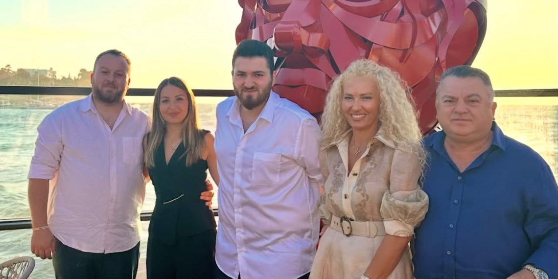 EFE GÜREL YENİ YAŞINI AİLESİYLE KUTLADI