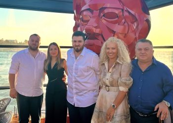 EFE GÜREL YENİ YAŞINI AİLESİYLE KUTLADI