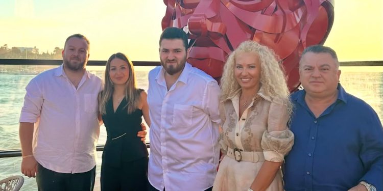 EFE GÜREL YENİ YAŞINI AİLESİYLE KUTLADI